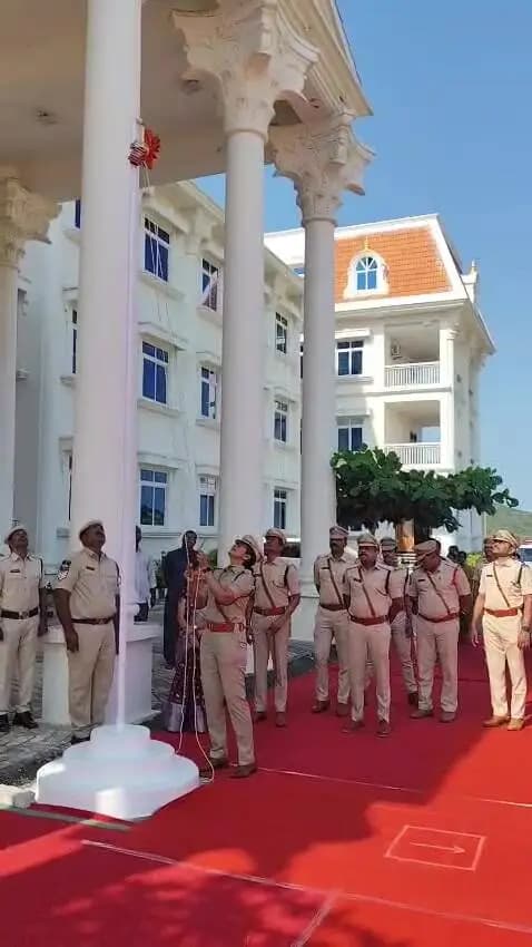 వనపర్తి: వనపర్తిలో ఘనంగా ప్రజాపాలన దినోత్సవం: ప్రజల రక్షణే పోలీసుల ప్రథమ కర్తవ్యమన్న ఎస్పీ