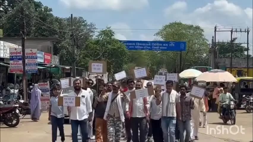 सिवनी मालवा: इकलानी ग्राम के ग्रामीणों ने सड़क की जर्जर हालत पर तहसीलदार को ज्ञापन सौंपा