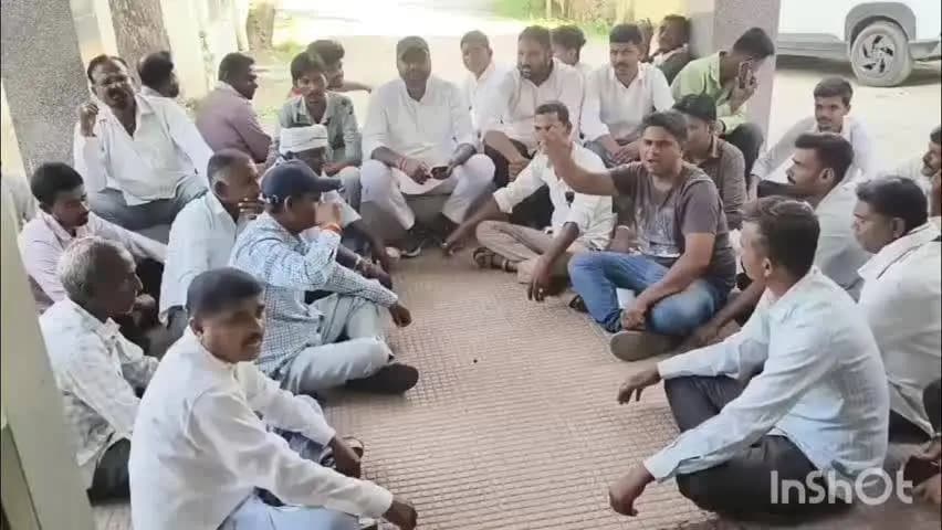 डूंगरपुर: बिजली की समस्या से परेशान विधायक गणेश घोगरा समर्थकों के साथ धरने पर बैठे, सरकार पर किया हमला