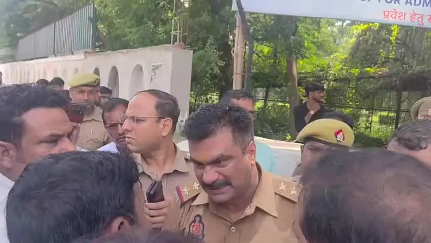 रायबरेली: डिग्री कॉलेज गेट पर सपा जिला अध्यक्ष वीरेंद्र यादव और शहर कोतवाल के बीच तीखी बहस, वीडियो हुआ सोशल मीडिया पर वायरल