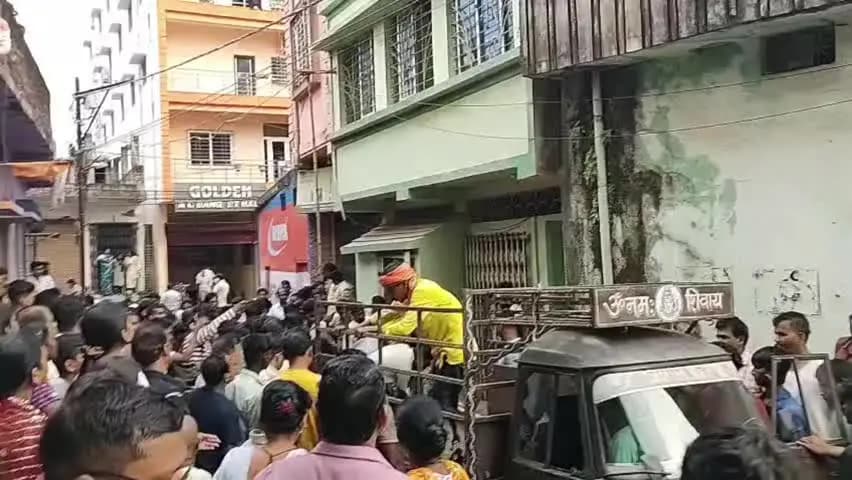 चक्रधरपुर: चक्रधरपुर के वार्ड 7 में महिला पर्यवेक्षिका की हत्या, भाग रहे आरोपी को लोगों ने पुलिस को सौंपा