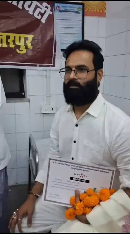 सेवा संकल्प अभियान के शुभारंभ अवसर पर आयोजित विशाल रक्तदान शिविर में रक्तवीरों ने उत्साहपूर्वक रक्तदान कर मानव सेवा का संदेश दिया। श्री अमित जैन ने 64वीं बार रक्तदान कर अनुकरणीय उदाहरण प्रस्तुत किया। उन्होंने कहा कि रक्तदान महादान है, क्योंकि हमारे द्वारा दिया गया रक्त किसी जरूरतमंद के जीवन को बचाने में महत्वपूर्ण भूमिका निभा सकता है।
#सेवा_संकल्प_अभियान #SevaSankalpAbhiyan #AshirwadKaDiya #chhatarpur