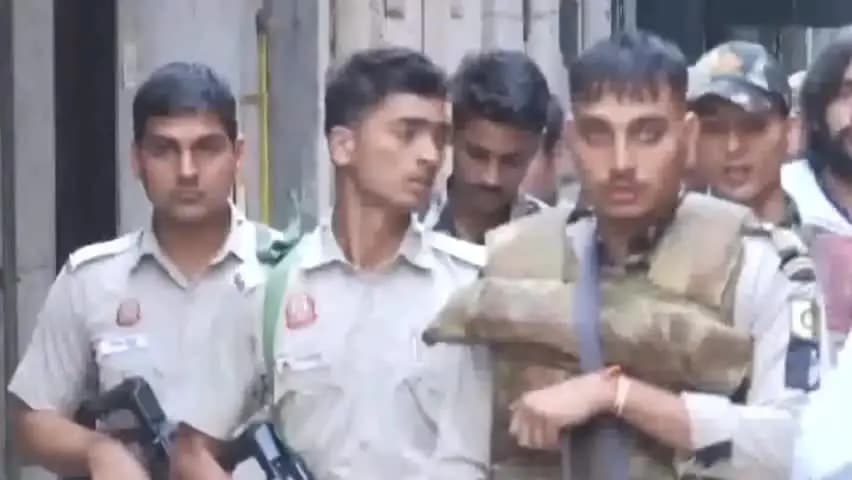 दिल्ली उच्च न्यायालय ने नीरज बवाना को पत्नी और नवजात बच्चों से मिलने के लिए 6 घंटे की हिरासत पैरोल दी