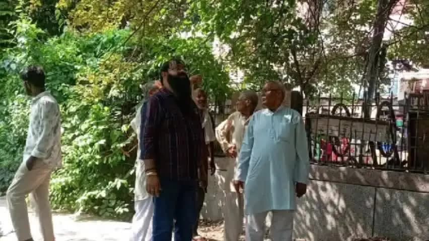 वार्ड-49 में पार्क की सफाई का कार्य, पार्षद राकेश जाटव ने मौके पर पहुंचकर किया निरीक्षण