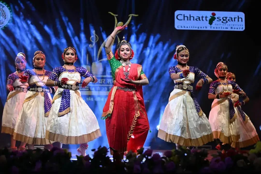 डॉ. दीपिका सरकार के भरतनाट्यम में दिखी शास्त्रीय परंपरा और भाव-भंगिमाओं की सुंदरता
‘गणेश कौतुवम’, ‘देवी स्तुति’ और ‘स्वागतम् कृष्ण’ की भावपूर्ण प्रस्तुतियां
#chakradharsamaroh2026
#41chakradharsamaroh
#raigarh #kathak