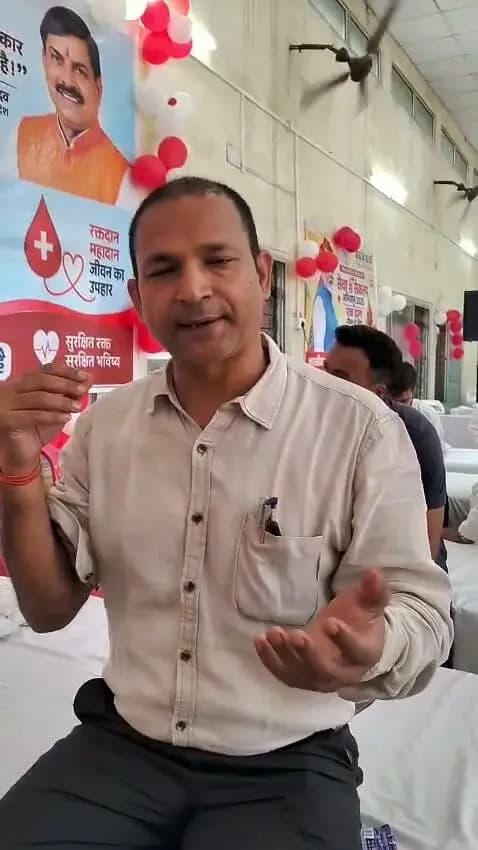 रक्तदान कर अमित कुमार ने दिया जीवन रक्षा का संदेश
सिंगरौली, 17 सितम्बर 2026। सेवा संकल्प अभियान के अंतर्गत सामुदायिक भवन बैढ़न में जिला प्रशासन द्वारा आयोजित रक्तदान शिविर में बैढ़न निवासी श्री अमित कुमार ने स्वेच्छा से रक्तदान कर मानव सेवा की मिसाल पेश की। रक्तदान के बाद अमित कुमार ने कहा कि “रक्तदान महादान है। हमारे छोटे से प्रयास से किसी जरूरतमंद का जीवन बचाया जा सकता है, इससे बड़ा संतोष और कुछ नहीं।” उन्होंने जिले के नागरिकों, विशेषकर युवाओं से स्वैच्छिक रक्तदान के लिए आगे आने की अपील करते हुए कहा—“मैंने अपना कर्तव्य निभाया है, क्या आप तैयार हैं अमित कुमार का यह प्रयास समाज में रक्तदान के प्रति जागरूकता बढ़ाने और जरूरतमंद मरीजों के जीवन की रक्षा के लिए लोगों को प्रेरित करने वाला है।