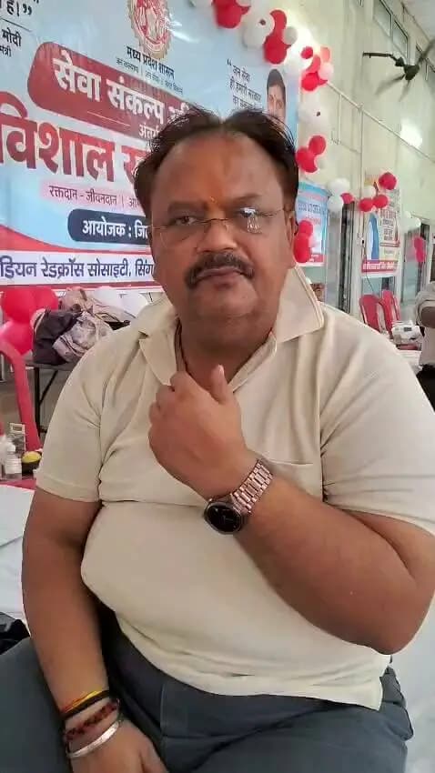 रक्तदान कर आर.बी. सिंह ने दिया मानव सेवा का संदेश
सेवा संकल्प अभियान के तहत रक्तदान शिविर में की अनुकरणीय भागीदारी
सिंगरौली, 17 सितम्बर 2026। सेवा संकल्प अभियान के अंतर्गत सामुदायिक भवन बैढ़न में आयोजित रक्तदान शिविर में डीपीएस विंध्य नगर में विभागाध्यक्ष के रूप में कार्यरत श्री आर.बी. सिंह ने स्वेच्छा से रक्तदान कर मानव सेवा एवं सामाजिक जिम्मेदारी का अनुकरणीय संदेश दिया। श्री सिंह ने कहा कि रक्तदान मानव जीवन की रक्षा से जुड़ा पुनीत कार्य है। दुर्घटना, बीमारी, प्रसव एवं आपातकालीन परिस्थितियों में जरूरतमंदों के लिए रक्त जीवनरक्षक साबित होता है। उन्होंने स्वस्थ नागरिकों से स्वैच्छिक रक्तदान के लिए आगे आने का आह्वान किया। सेवा संकल्प अभियान के तहत श्री सिंह की यह पहल नागरिकों को सामाजिक दायित्वों के निर्वहन और मानवता की सेवा के लिए प्रेरित करने वाली है।