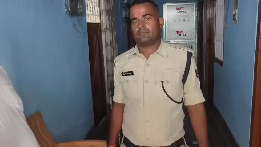आरा: मद्यनिषेध एवं उत्पाद विभाग की बड़ी उपलब्धि, दो वाहनों से भारी मात्रा में अवैध विदेशी शराब बरामद, दो तस्कर गिरफ्तार