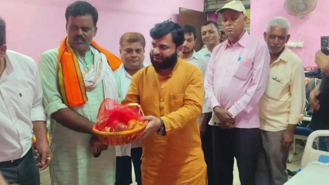 बीकापुर: बीकापुर विधायक ने सीएचसी सोहावल में मरीजों को फल बांटे