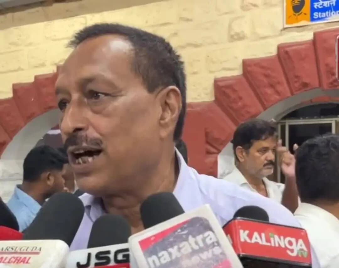 ଝାରସୁଗୁଡା: ବିଜେଡି ଜିଲ୍ଲା ସଭାପତି ହରିଶ ଗଣାତ୍ରାଙ୍କ ନେତୃତ୍ୱରେ ରେଳ ସମସ୍ୟା ନେଇ ଦାବିପତ୍ର