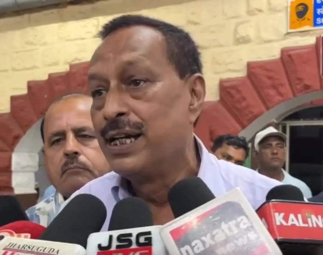 ଝାରସୁଗୁଡା: ବିଜେଡି ଜିଲ୍ଲା ସଭାପତି ହରିଶ ଗଣାତ୍ରାଙ୍କ ନେତୃତ୍ୱରେ ରେଳ ସମସ୍ୟା ନେଇ ଦାବିପତ୍ର