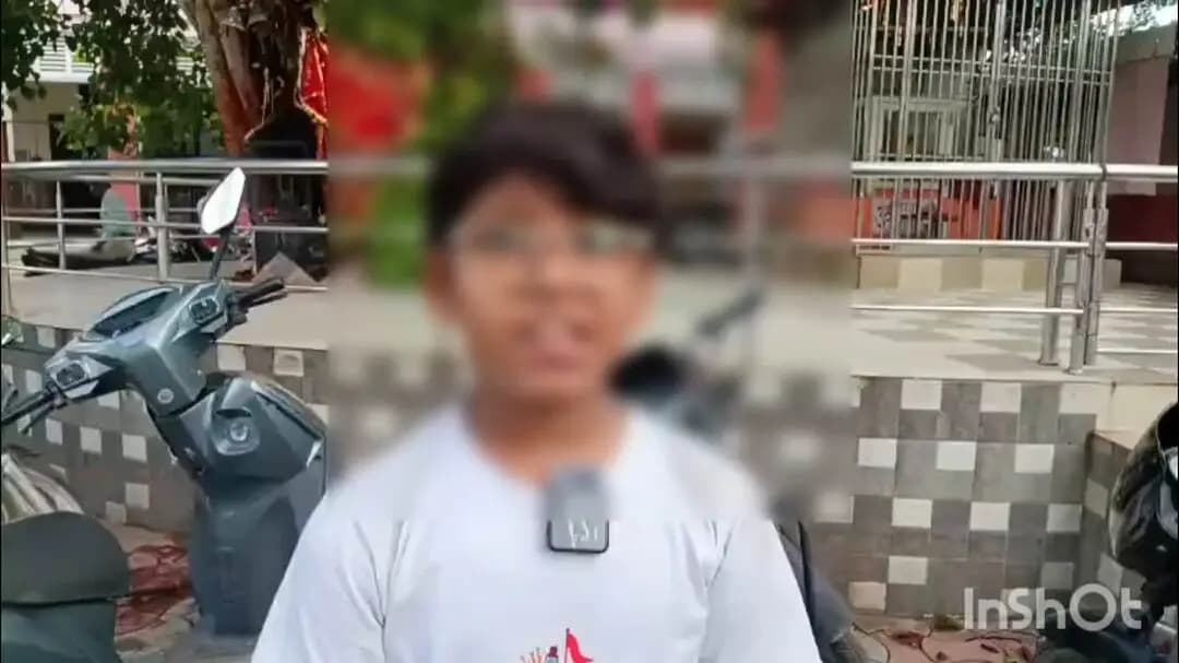 शाहजहांपुर: कलेक्ट्रेट पहुंचा मासूम, चोट के निशान दिखाकर पिता पर कार्रवाई की लगाई गुहार, मारपीट और धमकी के आरोप लगाए