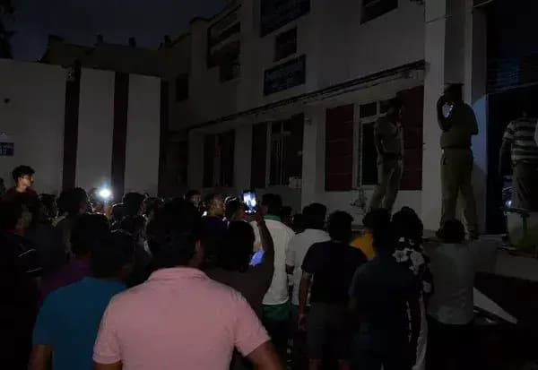 ஆலந்தூர்: ஆவடி, பூந்தமல்லியில் மின்வெட்டு: துணை மின் நிலையத்தை முற்றுகையிட்ட பொதுமக்கள்