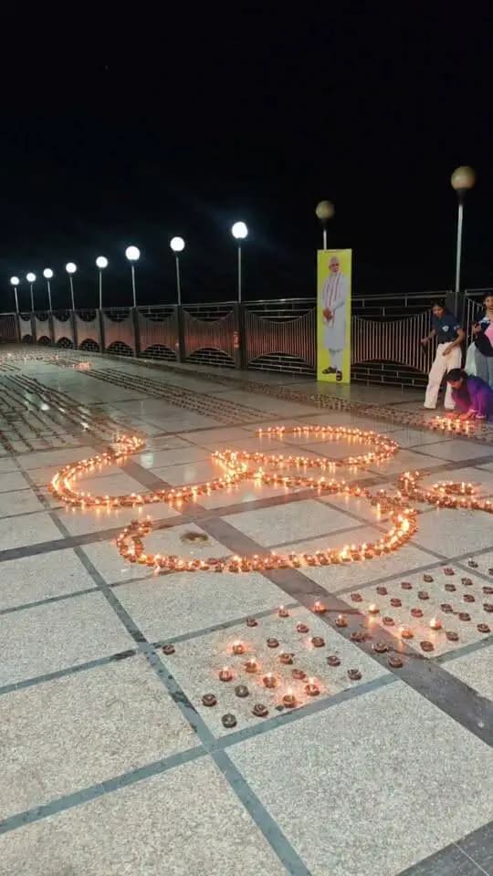 🪔 एक दीप… आशीर्वाद का, सेवा के नाम। 🪔
जनसेवा के 25 वर्षों की इस गौरवपूर्ण यात्रा के अवसर पर ‘आशीर्वाद का दीया’ जलाया गया।
यह केवल एक दीप नहीं, बल्कि जनसेवा के प्रति विश्वास, समर्पण और निरंतर सेवा के संकल्प का प्रकाश है।
हर आशीर्वाद ऊर्जा बने, हर संकल्प सेवा बने और हर दीपक जनकल्याण की नई रोशनी जगाए। ✨
आइए, सेवा की इस ज्योति को मिलकर सदैव प्रज्वलित रखें। 🙏🪔
#आशीर्वाद_का_दीया #जनसेवा #सेवा_संकल्प #सेवा_के_25_वर्ष #जनकल्याण