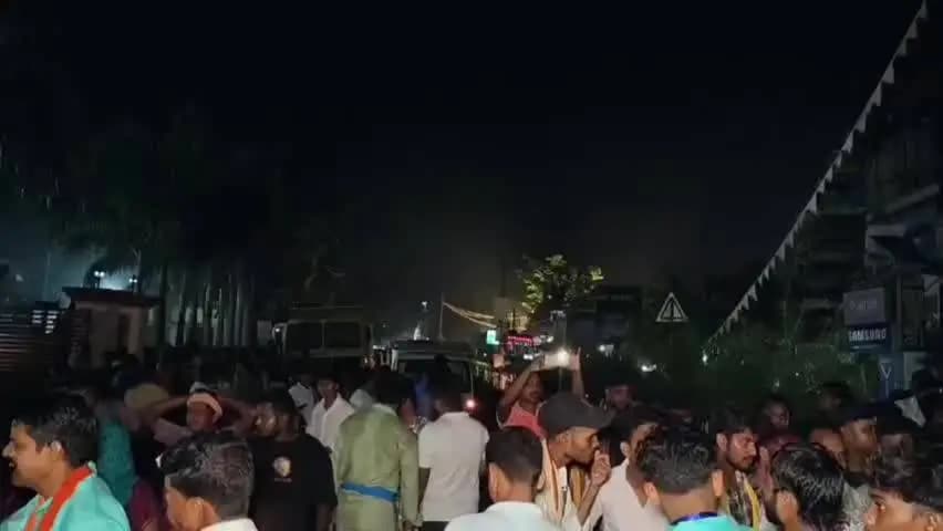 ସୋର: ଭସାଣି ଶୋଭାଯାତ୍ରା ରେ ପୋଲିସ ର ଡିଜେ ବନ୍ଦ କୁ ନେଇ ସୋର-କୁପାରୀ ରାସ୍ତାରେ ଟାୟାର ଜାଳି ପ୍ରତିବାଦ
