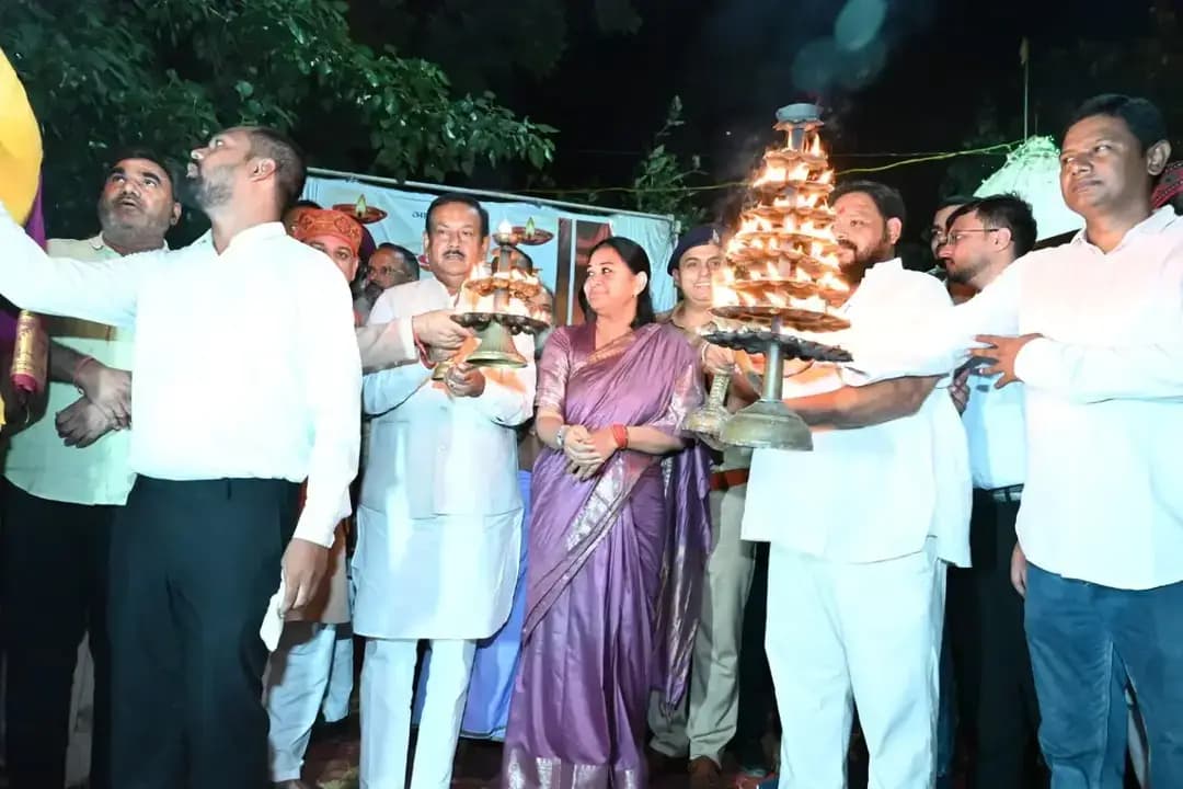 सारंगढ़ के खाड़ाबांध तालाब में राज्यसभा सांसद देवेंद्र प्रताप सिंह ने दीप प्रज्ज्वलित कर एक माह तक चलने वाले सेवा संकल्प अभियान का शुभारंभ किया। मंत्रोच्चार और शंखनाद के बीच हजारों दीप प्रज्ज्वलित हुए तथा 10 हजार से अधिक आटे के दीपों का तालाब में प्रवाह किया गया।
जिलेभर के अमृत सरोवरों, मंदिरों, ग्राम पंचायतों, शासकीय कार्यालयों एवं प्रमुख सार्वजनिक स्थलों पर नागरिकों ने ‘आशीर्वाद का दीया’ प्रज्ज्वलित कर सेवा, सुशासन, जनभागीदारी और विकसित भारत–2047 के संकल्प में सहभागिता निभाई।
अभियान 17 सितंबर से 17 अक्टूबर 2026 तक जिलेभर में विभिन्न सेवा एवं जनकल्याणकारी गतिविधियों के साथ संचालित होगा।
#सेवा_संकल्प_अभियान #SevaSankalpAbhiyan #SevaSankalp #JanSeva #JanBhagidari