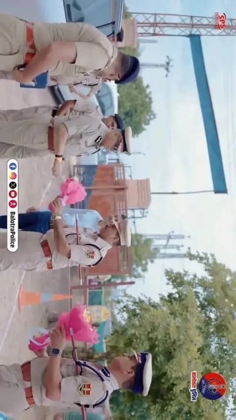 #बालोतरा: पुलिस महानिदेशक राजस्थान ने किया बालोतरा जिले का दौरा।
पुलिस थाना सिणधरी का निरीक्षण कर पुलिसकर्मियों से किया संवाद।
कानून-व्यवस्था, जनसंपर्क एवं बीट व्यवस्था को और अधिक प्रभावी बनाने के दिए निर्देश।
@policerajasthan
#RajasthanPolice #BalotraPolice #DGPRajasthan #PoliceInspection
