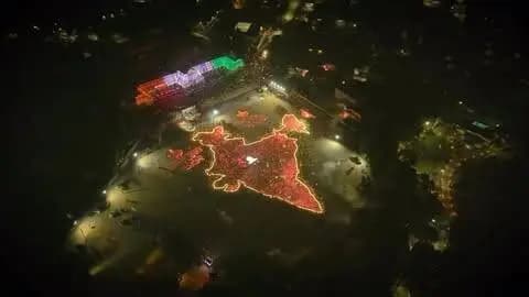 सेवा संकल्प अभियान के तहत प्रधानमंत्री श्री नरेन्द्र मोदी के जन्मदिन के अवसर पर कांकेर जिला मुख्यालय सहित सभी विकासखंडों में ‘आशीर्वाद का दीया’ कार्यक्रम आयोजित किया गया।
कांकेर के पीएमश्री शासकीय नरहरदेव उच्चतर माध्यमिक विद्यालय मैदान में भारत के मानचित्र पर एक साथ 51 हजार दीप प्रज्वलित किए गए। दीपों से जगमगाता भारत का मानचित्र जनभागीदारी, देशभक्ति और सेवा संकल्प का प्रतीक बना।
मुख्य अतिथि श्री विक्रम देव उसेंडी, विधायक कांकेर श्री आशाराम नेताम, कलेक्टर श्री कुन्दन कुमार,. पुलिस अधीक्षक श्री निखिल राखेचा एवं जिला पंचायत के मुख्य कार्यपालन अधिकारी श्री हरेश मंडावी सहित जनप्रतिनिधियों, अधिकारियों, विद्यार्थियों एवं नागरिकों ने दीप प्रज्वलित कर सहभागिता की।
नक्सल मुक्त कांकेर में विकास, शांति और जनभागीदारी की नई रोशनी के साथ ‘आशीर्वाद का दीया’ जगमगाया।
@chhattisgarhcmo @dpr.chhattisgarh