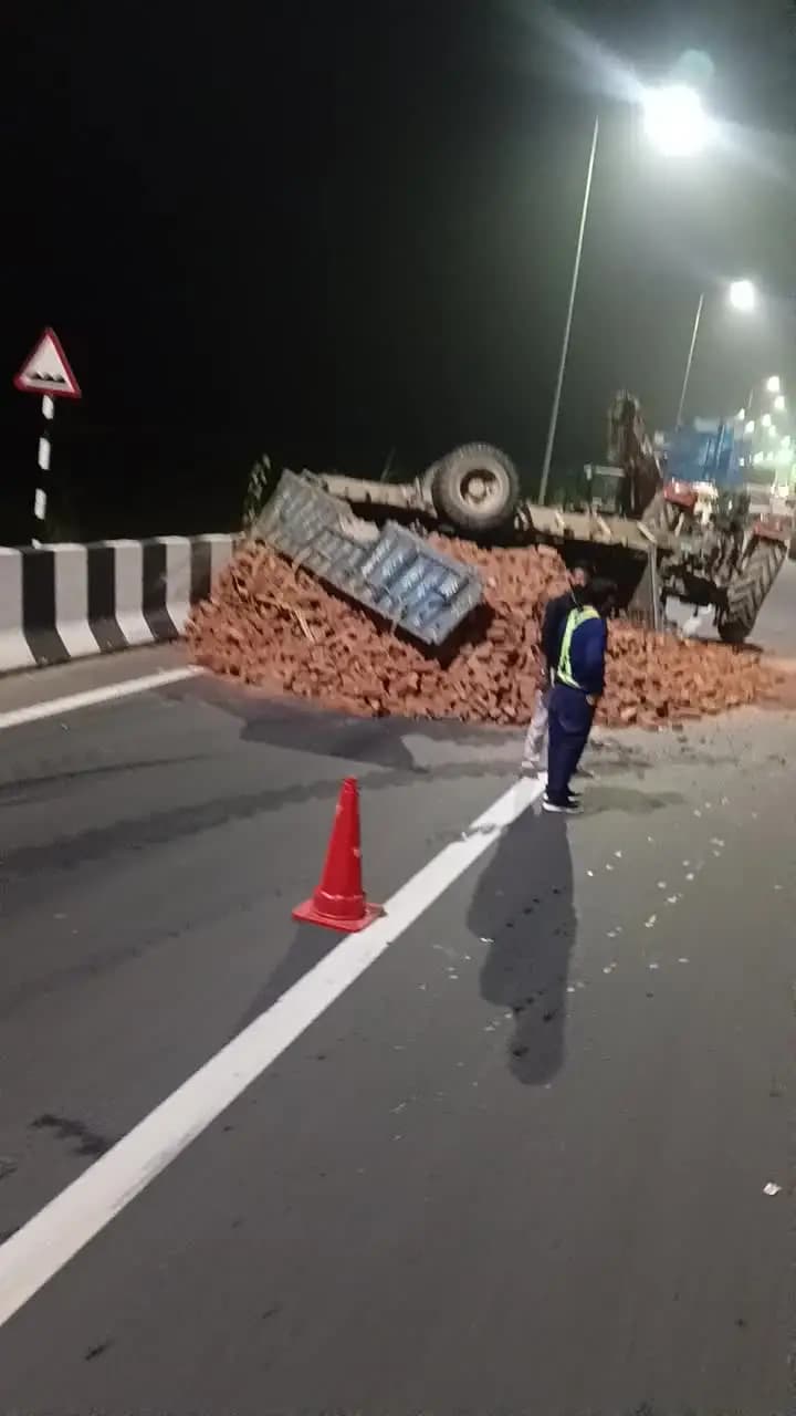 गंगा एक्सप्रेस वे पर बृजघाट के पास उतराई पर टोल टैक्स पर ईटों का ट्राला पलटा हुआ