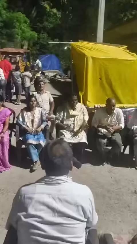 बाढ़ पश्चात् सावधानियों को लेकर संध्या चौपाल का आयोजन
जिलाधिकारी, खगड़िया श्री विक्रम विरकर के निर्देशानुसार बाढ़ के पश्चात् आमजन को संभावित स्वास्थ्य संबंधी समस्याओं एवं अन्य जोखिमों से बचाव के प्रति जागरूक करने के उद्देश्य से मटिहानी घाट के समीप के मोहल्लों एवं दुकानदारों के साथ संध्या चौपाल का आयोजन किया गया।
चौपाल के दौरान बाढ़ के बाद बरती जाने वाली आवश्यक सावधानियों, स्वच्छता एवं स्वास्थ्य संबंधी उपायों तथा संभावित जलजनित एवं अन्य बीमारियों से बचाव के संबंध में लोगों को जागरूक किया गया।
विशेष रूप से बच्चों को बाढ़ के पानी, गहरे गड्ढों, नदियों एवं अन्य जलस्रोतों के आसपास अकेले न जाने देने तथा उनकी गतिविधियों पर विशेष नजर रखने की अपील की गई, ताकि बाढ़ के पश्चात् डूबने जैसी दुर्घटनाओं को रोका जा सके।