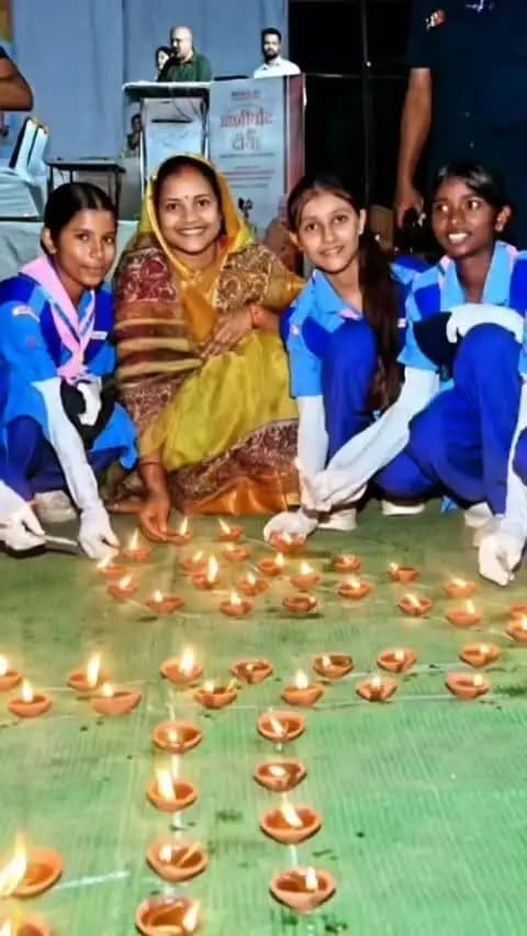 🪔 आशीर्वाद के दीयों से जगमगाया सूरजपुर, जनभागीदारी से गूंजा विकसित भारत का संकल्प
सेवा संकल्प अभियान के शुभारंभ पर प्रधानमंत्री श्री नरेंद्र मोदी के सार्वजनिक जीवन के 25 वर्ष पूर्ण होने के अवसर पर सूरजपुर जिले में आशीर्वाद के दीये प्रज्वलित किए गए। महिला एवं बाल विकास मंत्री श्रीमती लक्ष्मी राजवाड़े की उपस्थिति में सेवा, समर्पण और जनभागीदारी के साथ विकसित भारत 2047 का संकल्प दोहराया गया।
#सेवा_संकल्प_अभियान #SevaSankalpAbhiyan #SevaSankalp #आशीर्वाद_का_दीया #AashirwadKaDiya
@chhattisgarhcmo
@dpr.chhattisgarh @rena_jamil_ias
