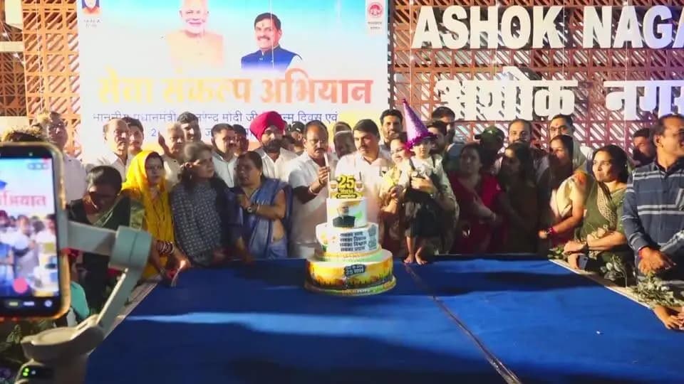 माननीय प्रधानमंत्री श्री नरेंद्र मोदी जी के जन्मदिवस के अवसर पर सेवा संकल्प अभियान अंतर्गत आशीर्वाद का दीया प्रज्वलन समारोह
अशोकनगर रेलवे स्टेशन प्लेटफार्म क्रमांक 01 के पास
#सेवा_संकल्प_अभियान #SevaSankalpAbhiyan #AshirwadKaDiya #Jansampark
#AshokNagar