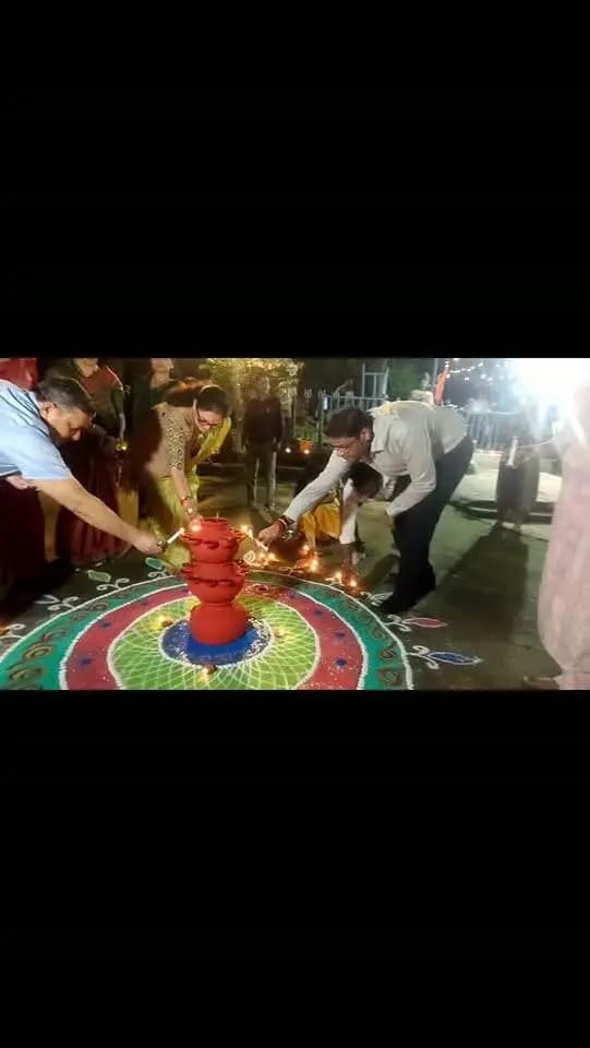 #बालाघाट
आशीर्वाद का दीया’ से जगमगाया शंकर घाट, रोशनी से नहा उठा बालाघाट
वैनगंगा तट पर सजे 7 हजार दीपों ने बिखेरी अनुपम आभा, सेवा संकल्प अभियान का हुआ शुभारंभ
सांझ ढलते ही वैनगंगा नदी का तट हजारों दीपों की रोशनी से नहा उठा।
facebook.com/share/p/1F8j81…
#PMOIndia
#सेवा_संकल्प_अभियान
#AshirwadKaDiya
#SevaSankalpAbhiyan
CMMadhyaPradesh
JansamparkMP