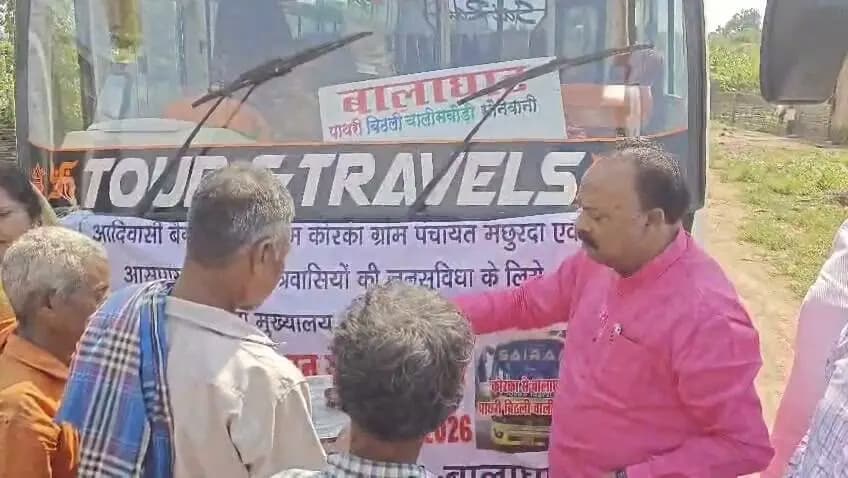 #बालाघाट
कोरका से बालाघाट के लिए शुरू हुई नई बस सेवा
बैगा बहुल दूरस्थ गांवों के ग्रामीणों को मिलेगी आवागमन की बेहतर सुविधा
सेवा संकल्प अभियान के अंतर्गत 17 सितंबर को मध्य प्रदेश अनुसूचित जनजाति आयोग के सदस्य श्री भगत सिंह नेताम ने बिरसा विकासखंड के ग्राम कोरका से बालाघाट के लिए नई बस सेवा का शुभारंभ किया। इस अवसर पर जिला पंचायत सदस्य श्रीमती अनुपमा नेताम, क्षेत्र की पंचायतों के सरपंच, जनप्रतिनिधि एवं बड़ी संख्या में ग्रामीणजन उपस्थित रहे।
नई बस सेवा शुरू होने से बैगा जनजाति बहुल दूरस्थ ग्रामों के ग्रामीणों को बालाघाट जिला मुख्यालय तक आवागमन की सुविधा मिल सकेगी। लंबे समय से इन क्षेत्रों के ग्रामीणों को आवागमन के लिए कठिनाइयों का सामना करना पड़ रहा था। बस सेवा प्रारंभ होने से ग्रामीणों को शिक्षा, स्वास्थ्य, रोजगार, शासकीय कार्य एवं अन्य आवश्यक कार्यों के लिए बालाघाट आने-जाने में सुविधा होगी।
इन गांवों से होकर गुजरेगी बस
नई बस सेवा ग्राम कोरका से प्रारंभ होकर बोंदारी, कुंडेकसा, अडोरी, घुम्मुर, लंहगाकन्हार, पाथरी, बिठली, चालिसबोड़ी और सोनेवानी होते हुए बालाघाट पहुंचेगी। इसी मार्ग से बस बालाघाट से कोरका वापस जाएगी। इससे मार्ग में आने वाले अनेक बैगा बहुल गांव सीधे बस सेवा से जुड़ जाएंगे।
दूरस्थ क्षेत्र में विकास की नई राह
नई बस सेवा को बैगा बहुल दूरस्थ क्षेत्र के लिए महत्वपूर्ण सुविधा के रूप में देखा जा रहा है। नियमित सार्वजनिक परिवहन उपलब्ध होने से ग्रामीणों की जिला मुख्यालय तक पहुंच आसान होगी और क्षेत्र के सामाजिक एवं आर्थिक गतिविधियों को भी गति मिलने की उम्मीद है। साथ ही इन गांवों में पदस्थ शासकीय सेवकों को भी आवागमन में सुविधा मिलेगी।
ग्रामीणों ने बस सेवा प्रारंभ होने पर प्रसन्नता व्यक्त करते हुए कहा कि नियमित बस सुविधा से क्षेत्र के लोगों को रोजमर्रा के कार्यों के लिए आने-जाने में होने वाली परेशानी काफी हद तक कम होगी। सेवा संकल्प अभियान के अंतर्गत शुरू हुई यह सुविधा दूरस्थ गांवों को मुख्यालय से जोड़ने की दिशा में महत्वपूर्ण कदम है।
#PMOIndia
#AshirwadKaDiya
#सेवा_संकल्प_अभियान
#SevaSankalpAbhiyan
#CMMadhyaPradesh
#WelfareTribal
#healthminmp