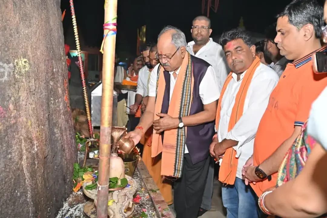 25 हजार दीपों से जगमगाया भूतेश्वरनाथ धाम
‘सेवा संकल्प अभियान’ के अंतर्गत गरियाबंद के प्रसिद्ध भूतेश्वरनाथ महादेव मंदिर परिसर में ‘आशीर्वाद का दीया’ कार्यक्रम आयोजित हुआ। 25 हजार दीपों के प्रज्ज्वलन से धाम आलोकित हुआ और सेवा, समर्पण, आभार एवं जनभागीदारी का संदेश जन-जन तक पहुंचा।
इस अवसर पर लोकसभा सांसद श्री बृजमोहन अग्रवाल सहित जनप्रतिनिधि, अधिकारी एवं बड़ी संख्या में नागरिक उपस्थित रहे।
सेवा, जनभागीदारी और ‘वोकल फॉर लोकल’ के संदेश के साथ विकसित भारत एवं विकसित छत्तीसगढ़ के सामूहिक संकल्प को नई ऊर्जा मिली।
#सेवा_संकल्प_अभियान #SevaSankalpAbhiyan #SevaSankalp #JanBhagidari #ViksitChhattisgarh SevaSeVikas
