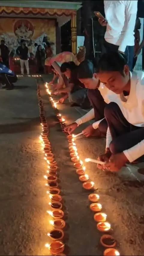 25 हजार आशीर्वाद के दीयों से जगमगाया भूतेश्वर नाथ धाम
‘सेवा संकल्प अभियान’ के अंतर्गत जिले के प्रसिद्ध भूतेश्वर नाथ धाम में 25 हजार आशीर्वाद के दीप प्रज्ज्वलित किए गए। दीपों की रोशनी से पूरा मंदिर परिसर आध्यात्मिक आभा से आलोकित हो उठा।
#सेवा_संकल्प_अभियान #SevaSankalpAbhiyan #SevaSankalp #JanSeva #JanBhagidari #ViksitChhattisgarh #SevaSeVikas