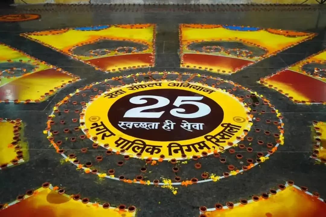 🪔 आशीर्वाद का दीया | रिसाली
देश के यशस्वी प्रधानमंत्री माननीय श्री नरेंद्र मोदी जी के जन्मदिवस के अवसर पर सेवा संकल्प अभियान के अंतर्गत दशहरा मैदान, रिसाली में 21,000 दीप प्रज्वलित कर राष्ट्रसेवा के प्रति अपनी भावनाओं को अभिव्यक्त किया।
भारत के नव निर्माण और राष्ट्रसेवा के लिए समर्पित प्रधानमंत्री जी की 25 वर्षों की सेवा यात्रा को नमन करते हुए इन दीपों के माध्यम से स्नेह, सम्मान और मंगलकामनाएं अर्पित कीं।
माननीय प्रधानमंत्री श्री नरेंद्र मोदी जी के नेतृत्व में देश विकसित भारत और आत्मनिर्भर भारत के संकल्प के साथ निरंतर नई ऊंचाइयों की ओर अग्रसर है।
इस अवसर पर दुर्ग ग्रामीण विधायक श्री ललित चंद्राकर एवं रिसाली नगर निगम आयुक्त श्रीमती मोनिका वर्मा जी सहित जनप्रतिनिधि एवं गणमान्यजन उपस्थित रहे।
#सेवा_संकल्प_अभियान #SevaSankalpAbhiyan #SevaSankalp #JanSeva #JanBhagidari
