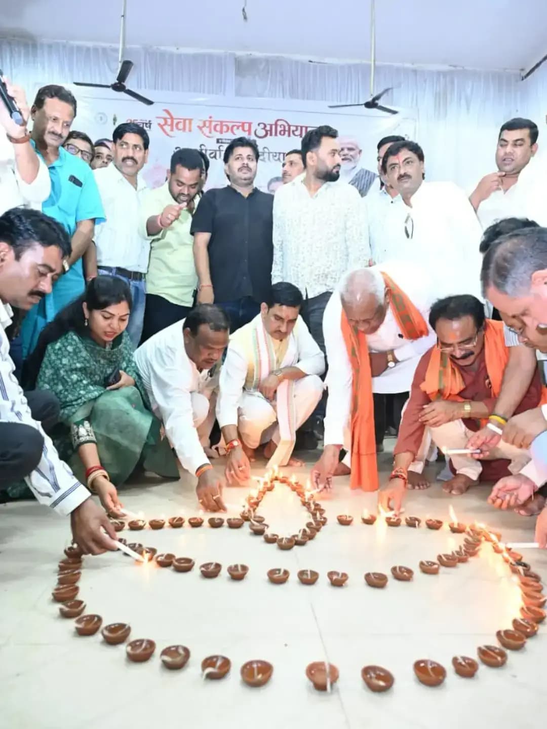 आशीर्वाद का दीया’ से रोशन हुआ मुंगेली, घर-घर और प्रमुख स्थलों पर प्रज्ज्वलित हुए दीप।
5 लाख 17 हजार से अधिक दीपों से जगमगाया मुंगेली, ‘आशीर्वाद का दीया’ बना सेवा-संकल्प का प्रतीक।
#CGkeAshirwadkaDiya
#sevasankalpabhiyan
#modiat25
#vishnubhaiya
#आशीर्वाद_का_दिया