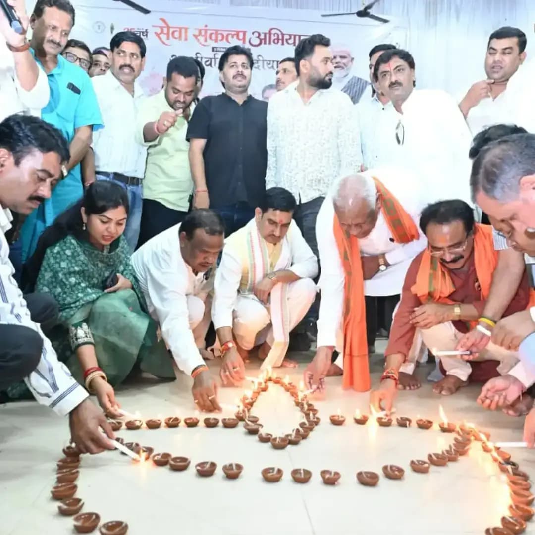 सेवा-संकल्प की रोशनी से जगमगाया मुंगेली, ‘आशीर्वाद का दीया’ से अभियान का शुभारंभ।
जनकल्याण को समर्पित है प्रधानमंत्री मोदी का 25 वर्षों का कार्यकाल अविस्मरणीय - केंद्रीय राज्यमंत्री तोखन साहू।
#CGkeAshirwadkaDiya
#sevasankalpabhiyan
#modiat25
#vishnubhaiya
#आशीर्वाद_का_दिया