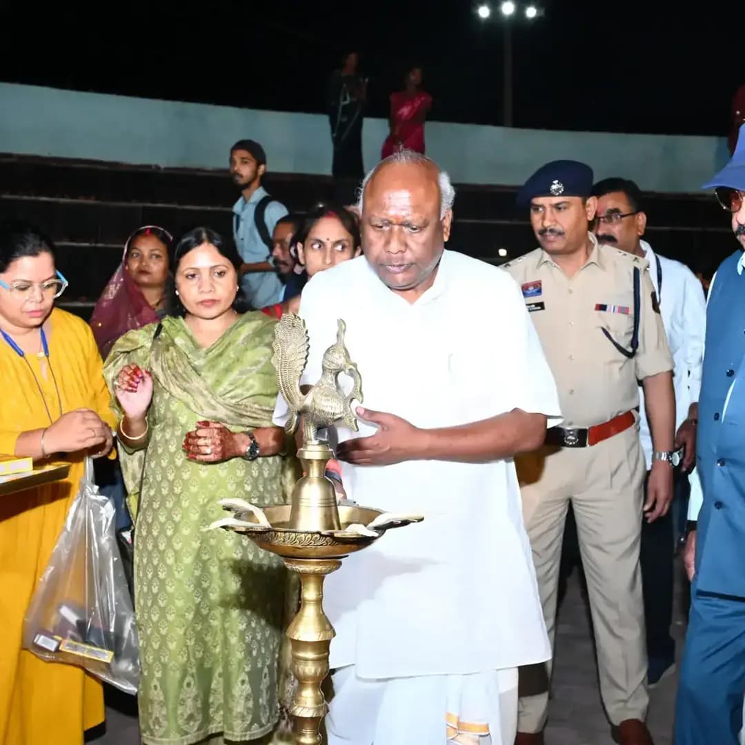 *तीन लाख से अधिक दीयों से जगमगाया कोरिया*
सेवा संकल्प अभियान के तहत आज शाम ‘आशीर्वाद का दीया’ कार्यक्रम में पूरा कोरिया दीपों की रोशनी से जगमगा उठा। प्रधानमंत्री श्री नरेंद्र मोदी के 25 वर्षों के सार्वजनिक जीवन, सेवा, समर्पण एवं जनकल्याणकारी कार्यों के प्रति आभार व्यक्त करते हुए जिलेभर में 3 लाख से अधिक दीये प्रज्वलित किए गए।
झुमका ओपन थिएटर में 25 हजार से अधिक दीयों से साकार हुआ सेवा, समर्पण और जनभागीदारी का संदेश।
ग्राम पंचायतों, नगरीय निकायों, अमृत सरोवरों, चौक-चौराहों, घरों, संस्थानों और प्रमुख स्थलों पर लोगों ने उत्साहपूर्वक दीप जलाकर सहभागिता निभाई।
कार्यक्रम में सरगुजा सांसद श्री चिंतामणि महराज, बैकुंठपुर विधायक श्री भईया लाल राजवाड़े, कलेक्टर श्रीमती रोक्तिमा यादव सहित जनप्रतिनिधि, गणमान्य नागरिक, अधिकारी-कर्मचारी एवं बड़ी संख्या में जिलेवासी उपस्थित रहे।
एक दीया सेवा का,
एक दीया संकल्प का,
एक दीया विकसित भारत के नाम।
#SevaSankalpAbhiyan #आशीर्वाद_का_दीया #JanBhagidari #ViksitBharat2047