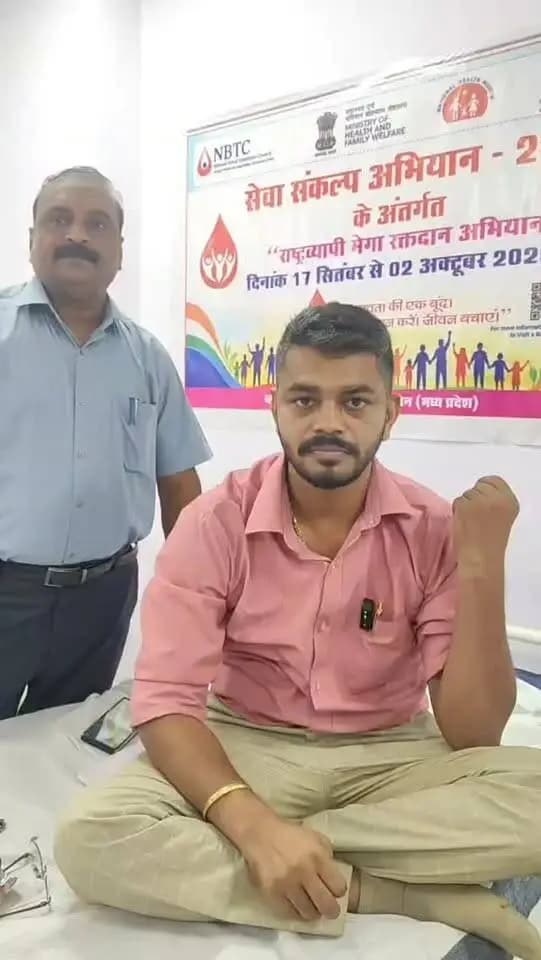 🩸 #सेवा_संकल्प_अभियान
जिला चिकित्सालय, रायसेन में आयोजित रक्तदान शिविर में NIC के जिला अधिकारी श्री दीपेंद्र कटियार ने भी उत्साहपूर्वक सहभागिता कर रक्तदान किया।
आपके द्वारा किया गया रक्तदान किसी जरूरतमंद के जीवन में नई उम्मीद जगा सकता है।
रक्तदान करें, जीवन बचाने में सहभागी बनें।
#Raisen