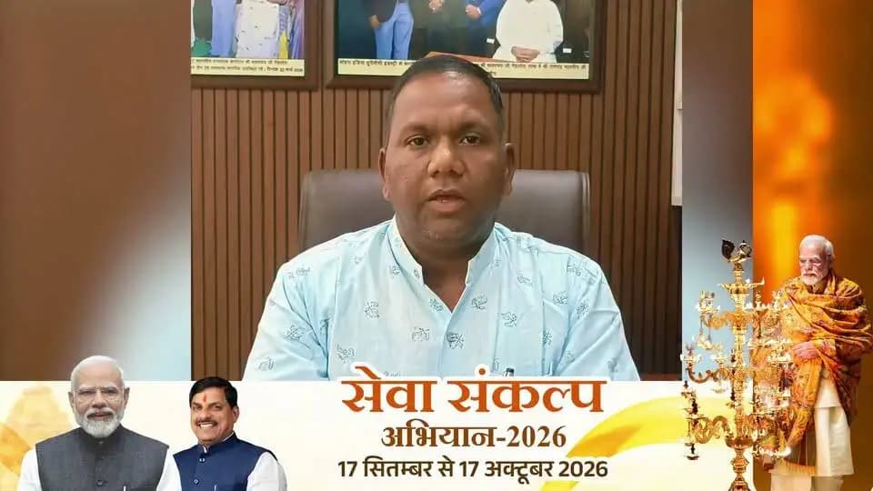 #कहानी_बदलाव_की
शासन की योजना की मदद से सतीश मालवीय उद्योगपति बने
शासन की योजनाओं की मदद से मंदसौर जिले में बड़ी संख्या में व्यक्तियों के जीवन में सकारात्मक बदलाव आया है। इसका एक उदाहरण मंदसौर के श्री सतीश मालवी हैं जो शासन की सूक्ष्म लघु मध्यम उद्यम योजना की मदद से उद्योगपति बन गए हैं समृद्धि की ओर अग्रसर हो गए हैं।
सतीश मालवीय द्वारा मंदसौर में शासन की सूक्ष्म लघु मध्यम उद्यम योजना से लाभ लेकर यूपीवीसी मटेरीयल से डोर सेट, विंडो स्लाइडर तथा वेंटीलेशन आदि सामग्री का निर्माण किया जा रहा है जो मकान में इस्तेमाल होती है इसके लिए वह कच्चा माल देहरादून से मंगाते हैं। सतीश न केवल खुद उद्योगपति बने हैं बल्कि उनके द्वारा अन्य 10 व्यक्तियों को रोजगार भी उपलब्ध कराया जा रहा है। उनके प्लांट में 10 लोग कार्य कर रहे हैं जिन में ऑपरेटर तथा मजदूर सम्मिलित है। सतीश बताते हैं कि आजकल के दौर में यूपीवीसी द्वारा निर्मित सामग्री की मांग बढ़ती जा रही है अल्युमिनियम की तुलना में यूपीवीसी जो की हार्ड प्लास्टिक होता है उससे निर्मित पदार्थ ज्यादा टिकाऊ होता है इस कारण मकान निर्माण में लोग यूपीवीसी को पसंद कर रहे हैं स्नातक उत्तीर्ण सतीश अपनी कामयाबी के लिए प्रधानमंत्री श्री नरेंद्र मोदी को धन्यवाद देते हैं जिनकी योजना की मदद से वह उद्योगपति बनाकर समृद्धि की और अग्रसर हो रहे हैं।
#सेवा_संकल्प_अभियान #SevaSankalpAbhiyan #AshirwadKaDiya
#मंदसौर
#Mandsaur