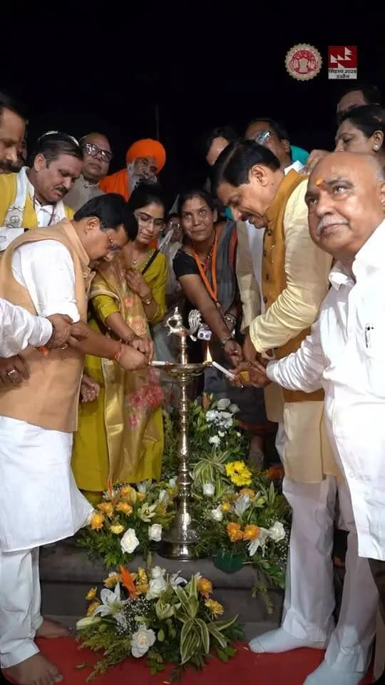 दीयों की रोशनी से सजा उज्जैन, भक्ति और आस्था से दमका महाकाल का धाम। ✨
33.27 लाख दीपों की दिव्य ज्योति ने रचा प्रकाश और आस्था का अद्भुत उत्सव।
#Simhasth2028 #Ujjain #Deepotsav #MahakalNagari #DeepotsavUjjain