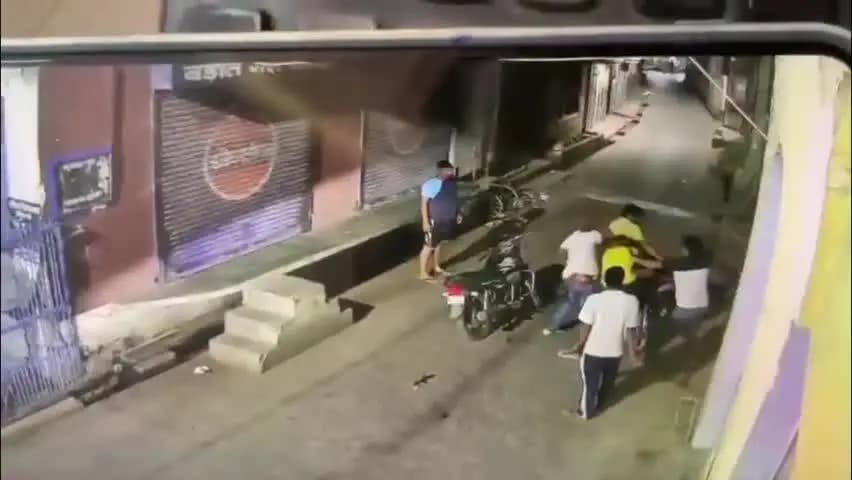 बड़ौत: बड़ौत में फाइनेंस कंपनी के लोगों ने बाइक सवार युवक को लात-घुसों से पीटा, वीडियो सोशल मीडिया पर वायरल