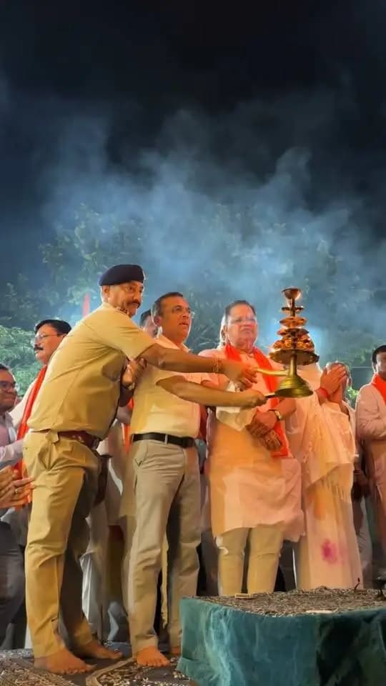 आशीर्वाद के दीपों से जगमग हुआ जांजगीर-चांपा
प्रधानमंत्री श्री मोदी के 76वें जन्मदिवस पर 1 लाख दीपों से आलोकित हुआ महानदी का पावन तट
सेवा, सुशासन और राष्ट्र निर्माण के संकल्प के साथ शिवरीनारायण सहित पूरे जिलेभर में हुआ दीप प्रज्वलन
#सेवा_संकल्प_अभियान #आशीर्वाद_का_दीया #AshirwadKaDiya #SevaSankalpAbhiyan #SevaSankalp #JanSeva #JanBhagidari #ViksitChhattisgarh #SevaSeVikas
#CGkeAshirwadkaDiya
#sevasankalpabhiyan
#modiat25
#vishnubhaiya
CMO Chhattisgarh DPR Chhattisgarh Vishnu Deo Sai