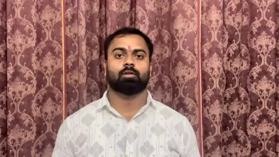 PMEGP योजना से व्यवसाय को मिला विस्तार, एलईडी एवं फोटोग्राफी के क्षेत्र में पहचान बना रहे मधुर अवधिया
डिंडौरी जिले के ग्राम लिलौली निवासी श्री मधुर अवधिया का एलईडी एवं फोटोग्राफी से संबंधित व्यवसाय पहले से संचालित था। उन्हें प्रधानमंत्री रोजगार सृजन कार्यक्रम (PMEGP) योजना के बारे में जानकारी मिली, जिसके बाद उन्होंने संबंधित विभाग से संपर्क कर योजना की प्रक्रिया समझी और इसका लाभ लेने के लिए आवेदन किया।
PMEGP के तहत श्री अवधिया को लगभग 12 लाख रुपये की राशि प्राप्त हुई, जिसमें नियमानुसार सब्सिडी का लाभ भी शामिल था। प्राप्त राशि से उन्होंने एलईडी लाइटिंग, फोटोग्राफी के कैमरे एवं अन्य आवश्यक उपकरण खरीदे, जिससे उनके पहले से संचालित व्यवसाय को और अधिक विस्तार एवं मजबूती मिली।
श्री अवधिया डिंडौरी जिले में एलईडी लाइटिंग एवं फोटोग्राफी से जुड़ी व्यापक सुविधाएं उपलब्ध कराने वाले प्रमुख लोगों में शामिल हैं। वे जिले में आयोजित शासकीय एवं विभागीय कार्यक्रमों के साथ-साथ विवाह, सामाजिक समारोह और अन्य आयोजनों में एलईडी एवं फोटोग्राफी की सेवाएं उपलब्ध कराते हैं।
व्यवसाय के विस्तार से श्री अवधिया को अच्छी आय प्राप्त हो रही है और वे अपने परिवार का भरण-पोषण बेहतर तरीके से कर पा रहे हैं। उनका कहना है कि शासन की योजना से मिली आर्थिक सहायता ने उनके व्यवसाय को नई दिशा दी और आधुनिक उपकरणों के माध्यम से सेवाओं का विस्तार करने में मदद की।
श्री मधुर अवधिया ने अपने व्यवसाय को आगे बढ़ाने में सहयोग के लिए प्रधानमंत्री श्री नरेंद्र मोदी एवं मुख्यमंत्री डॉ. मोहन यादव के प्रति आभार व्यक्त किया। उन्होंने कहा कि PMEGP जैसी योजनाएं स्वरोजगार को बढ़ावा देने के साथ युवाओं और छोटे उद्यमियों को अपने व्यवसाय को विस्तार देने का अवसर प्रदान कर रही हैं।
#SevaSankalpAbhiyan #SevaSankalp #MadhyaPradesh #MPGovernment #MPJansampark #JansamparkMP #CMMadhyaPradesh #MPCMO #MadhyaPradeshGovernment #Dindori #DindoriMP #DindoriDistrict #PMEGP #PMEGPScheme #SelfEmployment #SelfReliantIndia #EmploymentGeneration #GovernmentSchemes #PublicWelfare #Development #JanBhagidari #SevaAurVikas #AatmanirbharMadhyaPradesh #AatmanirbharBharat #Entrepreneurship #SuccessStory #DindoriSuccessStory #YouthEmpowerment #MSME #DigitalIndia