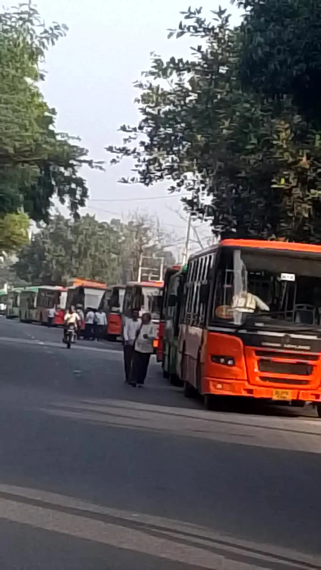 बस निकलती है दीपू से एक स्टैंड के बाद बस खाली करवा दिया था और आम पब्लिक हो रही परेशान इसकी जिम्मेदार कौन