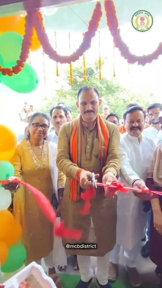 आज एमसीबी जिले के नगर पंचायत झगराखांड के वार्ड क्रमांक 01 गेला झरिया दफाई, नॉर्थ जे.के.डी. में समाज कल्याण विभाग द्वारा अनुदानित संस्था ग्राम विकास समिति द्वारा संचालित उदय शांति वृद्धा आश्रम का लोक स्वास्थ्य एवं परिवार कल्याण मंत्री तथा छत्तीसगढ़ शासन के मंत्री श्याम बिहारी जायसवाल के कर-कमलों से फीता काटकर विधिवत शुभारंभ किया गया। ‘सेवा संकल्प अभियान 2026’ के अंतर्गत आयोजित इस गरिमामय कार्यक्रम में बुजुर्गों के सम्मान और उनके बेहतर जीवन के लिए संवेदनशील पहल की शुरुआत हुई।
इस अवसर पर कलेक्टर सुश्री संतन देवी जांगड़े, प्रभारी उप संचालक समाज कल्याण सुश्री अंजना रोस बेक, नई लेदरी नगर पंचायत अध्यक्ष वीरेंद्र सिंह राणा, झगराखांड नगर पंचायत अध्यक्ष श्रीमती रीमा यादव, समस्त पार्षद सहित जनप्रतिनिधि, संस्था के पदाधिकारी एवं गणमान्य नागरिक उपस्थित रहे।