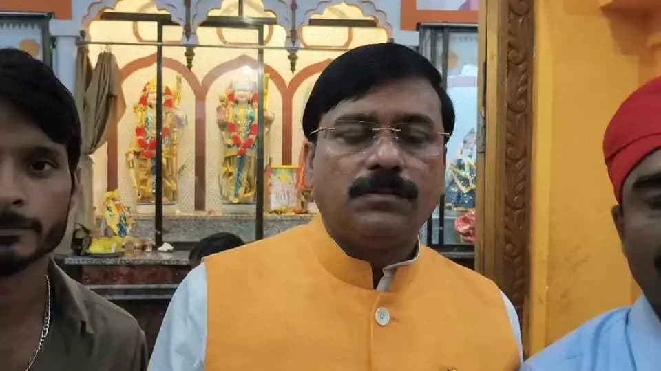 #सेवा_संकल्प_अभियान
प्रदेश के संस्कृति, पर्यटन, धार्मिक न्यास एवं धर्मस्व राज्यमंत्री स्वतंत्र प्रभार धमेंद्र सिंह लोधी ने श्रद्धा एवं आस्था के साथ दीप प्रज्वलित कर देश की निरंतर प्रगति, समृद्धि एवं जनकल्याण की कामना की।
17 सितंबर से 17 अक्टूबर 2026 तक #सेवा_संकल्प_अभियान के अंतर्गत विभिन्न सेवा एवं जनकल्याणकारी गतिविधियों का आयोजन किया जाएगा।
इस सेवा पखवाड़े के माध्यम से समाज के प्रत्येक वर्ग तक सेवा, सहयोग एवं जनहित के कार्यों को पहुंचाने का संकल्प लिया गया है।
#AshirwadKaDiya