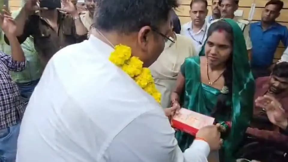 मुख्यमंत्री डॉ. मोहन यादव के निर्देशन में जनसुनवाई जरूरतमंदों के लिए राहत और आजीविका का माध्यम बन रही है। कलेक्टर श्री शिवम वर्मा की पहल से रामदयाल प्रजापति के परिवार को रोजगार का सहारा मिला। उनकी पत्नी द्वारिका ने चाय-नाश्ते की दुकान शुरू की। दंपति आज अपनी बनाई सामग्री लेकर आभार व्यक्त करने जनसुनवाई में पहुंचे।
#JansamparkMP #indore #इंदौर #Jansunwai #Seva #Rozgar
CM Madhya Pradesh
Jansampark Madhya Pradesh
PRO Jansampark Indore
Indore Commissioner
Indore Municipal Corporation