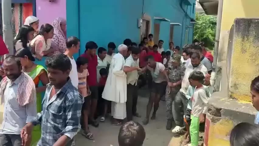 गोड्डा: मोबाइल छिनतई के आरोप में युवक पकड़ा, संदिग्ध बाइक भी पुलिस ने जब्त की
विश्वकर्मा पूजा के दिन गोड्डा शहर में मोबाइल छिन