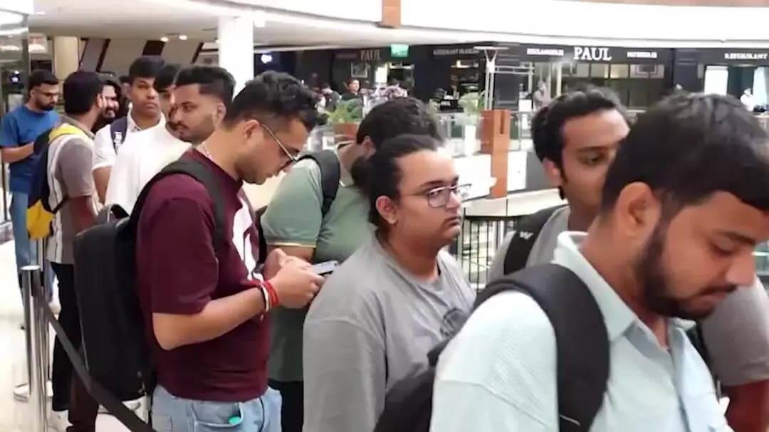 iPhone 18 Pro की बिक्री से पहले दिल्ली में दिखा क्रेज, Apple स्टोर के बाहर लगी कतार