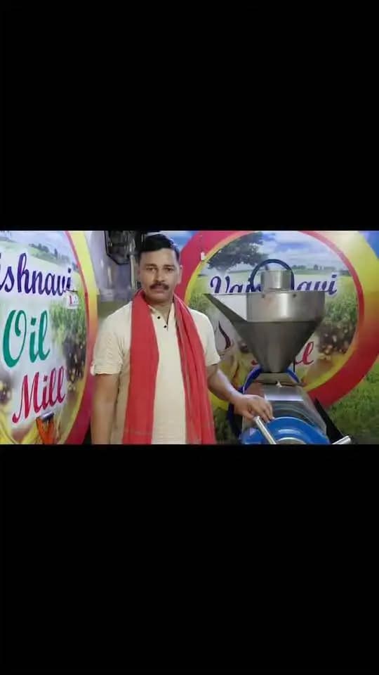 #सफलता_की_कहानी
देश सेवा से उद्यम सेवा तक - प्रधानमंत्री सूक्ष्म खाद्य उद्यम उन्नयन योजना ने बनाया सफल उद्यमी
भूतपूर्व सैनिक श्री संतोष सिंह की सफलता की कहानी
भिण्ड शहर के चतुर्वेदी नगर निवासी श्री संतोष सिंह प्रधानमंत्री सूक्ष्म खाद्य उद्यम उन्नयन योजना पीएमएफएमई अंतर्गत प्राप्त सहायता के माध्यम से सफल उद्यमी बने हैं। भारतीय सेना में हवलदार के पद पर 17 वर्षों तक सेवा देने वाले श्री सिंह ने देश-सेवा के बाद जिले में उद्यम-सेवा के जज्बे के साथ खाद्य प्रसंस्करण के क्षेत्र में कदम रखा। वैष्णवी आयल मिल के माध्यम से ओडीओपी उत्पाद - सरसो का प्रसंस्करण कर वे न केवल 10 लाख की वार्षिक आय प्राप्त कर रहे हैं बल्कि पांच अन्य स्थानीय व्यक्तियों को रोजगार भी दे रहे है।
शुरुआती दिनों में वैष्णवी आयल मिल की सीमित संसाधनों के कारण उत्पादन क्षमता कम थी और उत्पाद को बड़ा बाजार नहीं मिल पा रहा था। पीएमएफएमई योजना अंतर्गत आवेदन करने पर योजना के तहत उन्हें सेंट्रल बैंक ऑफ इंडिया से 13.50 लाख रुपए का ऋण और 5.25 लाख रुपये का अनुदान प्राप्त हुआ। इस सहायता से उन्होंने मिल के उन्नयन हेतु आधुनिक एक्सपेलर, फिल्टर और मोटर मशीनें लगाई जिससे उत्पादन क्षमता में बढ़ोतरी हुई। आज वे ग्रामीण क्षेत्रों से किसानों से सीधे सरसों खरीद कर शुद्ध सरसों का तेल निकालते हैं और उसे खुला एवं टीन के डिब्बों में पैक कर स्थानीय बाजार में बेचते हैं।
श्री सिंह का कहना है कि पीएमएफएमई योजना अत्यंत लाभकारी है जिसके अंतर्गत सहायता प्राप्त कर युवा अपना उद्यम स्थापित कर आत्मनिर्भर बन सकते हैं। श्री सिंह अपने खाद्य प्रसंस्करण उद्यम के सफल संचालन के लिए प्रधानमंत्री श्री नरेंद्र मोदी और मुख्यमंत्री डॉ मोहन यादव को धन्यवाद देते हैं।
आत्मनिर्भर भारत अभियान के तहत संचालित इस योजना के अंतर्गत खाद्य प्रसंस्करण इकाई की स्थापना पर अधिकतम 10 लाख रुपए की सीमा तक 35 प्रतिशत अनुदान और 3 प्रतिशत ब्याज माफी का प्रावधान है। जिले के युवा, कृषक, और छोटे व्यवसायी व्यक्तिगत स्तर पर, तथा किसान उत्पाद संगठन, स्वसहायता समूह और उत्पादक सहकारी समिति उद्यानिकी एवं खाद्य प्रसंस्करण विभाग से संपर्क कर नए औद्योगिक इकाइयों की स्थापना अथवा मौजूदा इकाइयों के उन्नयन के लिए योजना अंतर्गत वित्तीय और तकनीकी सहायता प्राप्त कर सकते हैं।
#CMMadhyaPradesh
#JansamparkMP
#सेवा_संकल्प_अभियान
#SevaSankalpAbhiyan
#प्रधानमंत्री_सूक्ष्म_खाद्य_उद्यम_उन्नयन_योजना
#Successstory
#भिण्ड
#Bhind