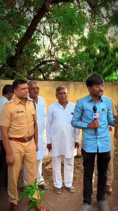 🌱🙏 No DJ • No Dolby | आता हरित गणेशोत्सवाची नवी वाटचाल! 🙏🌱
“No DJ, No Dolby” या सामाजिक उपक्रमाला मिळालेल्या उत्स्फूर्त प्रतिसादानंतर, मा. पोलीस अधीक्षक श्री. अतुल कुलकर्णी साहेब यांनी गणेशोत्सवाला पर्यावरण संवर्धनाची जोड देत १००० पेक्षा अधिक वृक्षलागवडीचे आव्हान जिल्ह्यातील गणेश मंडळे व गावांसमोर ठेवले.
या आवाहनाला जिल्ह्यातील विविध गावांतून उत्स्फूर्त आणि मोठ्या प्रमाणावर प्रतिसाद मिळत असून, अनेक गावांनी १००० पेक्षा अधिक वृक्षलागवडीचा संकल्प पूर्ण केला आहे. 🌳💚
🌿 १००० पेक्षा अधिक वृक्षलागवड करणाऱ्या गावातील गणरायाच्या आरतीस मा. पोलीस अधीक्षक स्वतः उपस्थित राहणार, असे त्यांनी आवाहन केले होते. या उपक्रमाला मिळणारा प्रतिसाद म्हणजे पर्यावरण संवर्धनाच्या दिशेने उचललेले एक महत्त्वाचे पाऊल आहे.
मात्र संदेश केवळ वृक्षलागवडीपुरता मर्यादित नाही…
“झाडे लावणे जितके महत्त्वाचे, तितकेच त्यांचे संवर्धन करणेही महत्त्वाचे आहे.” 🌱
गणरायाच�