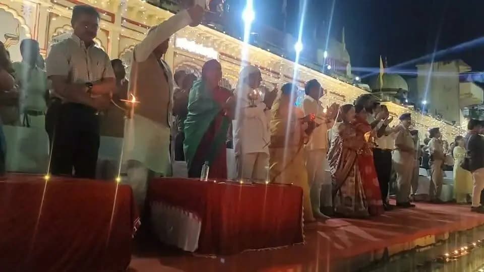 प्रधानमंत्री श्री नरेंद्र मोदी को मिला मां नर्मदा का आशीर्वाद
नर्मदापुरम की जनता ने मां नर्मदा के पावन तट सेठानी घाट को 51 हजार दीपों की रोशनी से आलोकित किया
प्रधान सेवक श्री मोदी के जन्मदिन पर सेवा से संकल्प अभियान का हुआ भव्य एवं दिव्य शुभारंभ
मां नर्मदा की महाआरती और नर्मदाष्टक के सामूहिक पाठ से
कार्यक्रम बना सांस्कृतिक, धार्मिक और सामाजिक एकजुटता का प्रतीक
सेठानी घाट पर साकार हुआ भव्य दीपोत्सव, हजारों नागरिक बने ऐतिहासिक 'आशीर्वाद का दिया’ कार्यक्रम के साक्षी
#सेवा_संकल्प_अभियान #SevaSankalpAbhiyan #AshirwadKaDiya
CM Madhya Pradesh Dr Mohan Yadav Jansampark Madhya Pradesh General Administration Department, MP Department Of Revenue, Madhya Pradesh Home Department of Madhya Pradesh Department of Culture, Madhya Pradesh