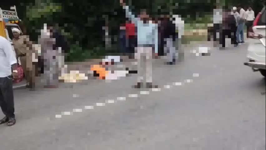 मुरैना: जेके टायर फैक्ट्री के पास हाईवे पर दर्दनाक हादसा, कचरा गाड़ी से टकराकर गिरे बाइकसवारों को ट्रक ने कुचला, 4 की मौत
